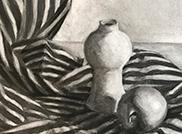 一幅画着花瓶和苹果的炭笔画，下面有一块条纹布